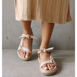 Alohas tie sandals size 39